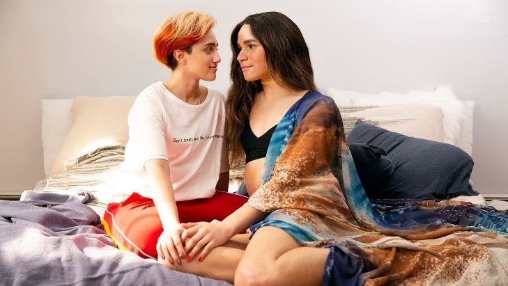 Zwei Frauen sitzen auf einem Bett