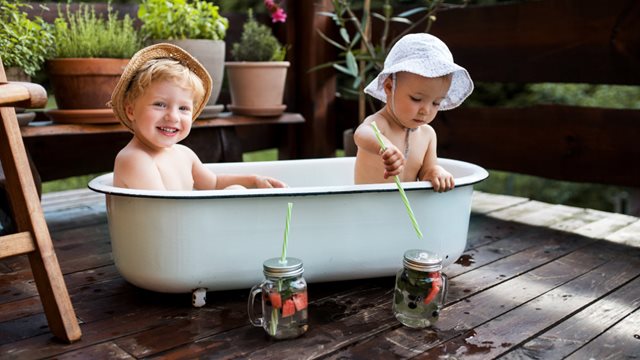 Kinder baden in einer Badewanne
