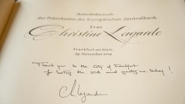 EZB Präsidentin Christine Lagarde trägt sich ins Goldene Buch der Stadt Frankfurt ein, aufgenommen am Freitag (29.11.2019) in Frankfurt am Main. Foto: Salome Roessler 