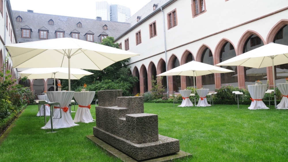 Blick in den Garten des Karmeliterklosters - er kann zusammen mit dem Kreuzgang für Veranstaltungen gemietet werden