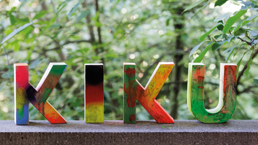 KIKU die Buchstaben von Kindern gestaltet in verschiedenen Farben.