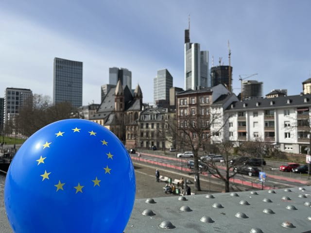 Europa-Ballon vor Skyline