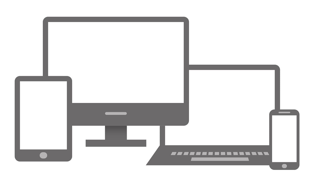 Das Bild zeigt einen PC, einen Laptop, ein Tablet und ein Handy als Grafik