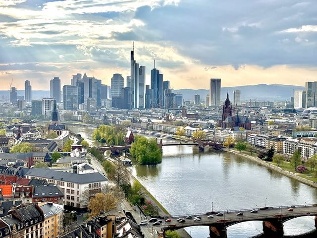 Skyline Frankfurt mit dem Main im Vordergrund