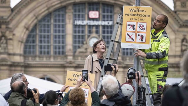 Sicherheitsdezernentin Annette Rinn während der Hängung eines Hinweisschildes Sicherheitsdezernentin Annette Rinn während der Hängung eines Hinweisschildes