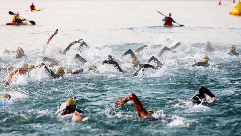 Teilnehmende am Frankfurt City Triathlon 2019 auf der Schwimmstrecke, Foto: Ingo Kutsche