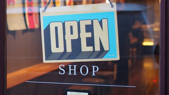 Tür eine Geschäftes mit Schild geöffnet