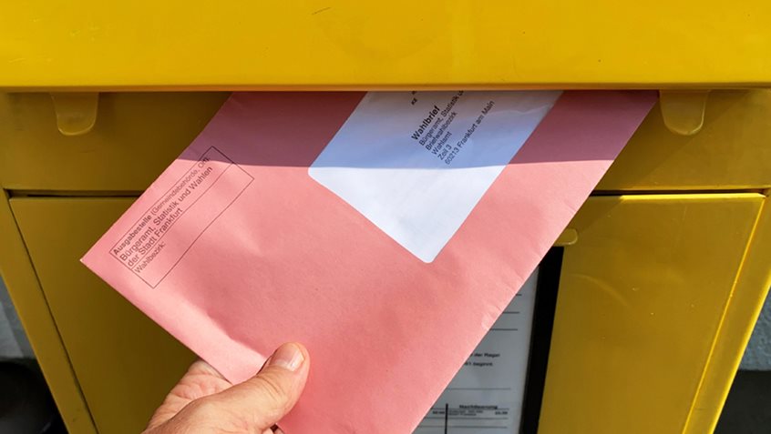 Wahlbrief vor Briefkasten