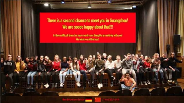 Schüler der Max-Beckmann-Schule machen ein Klassenfoto für die Austauschklasse der 6. Schule von Guangzhou