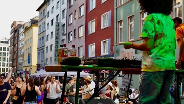 Ein DJ spielt vor ausgelassenem Publikum bei den Aktionstagen "Vielfalt ohne Gewalt" im Regenbogenviertel.