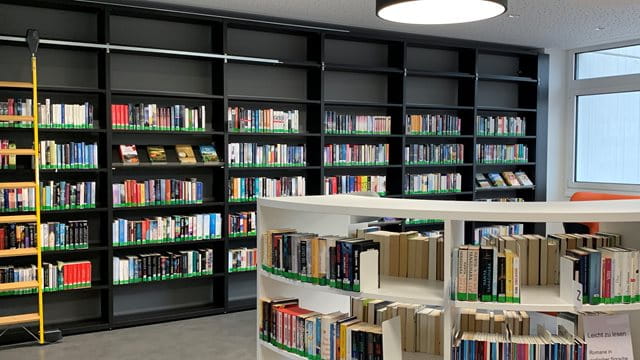Ansicht des Bücherregals im Bibliothekszentrum Nordweststadt