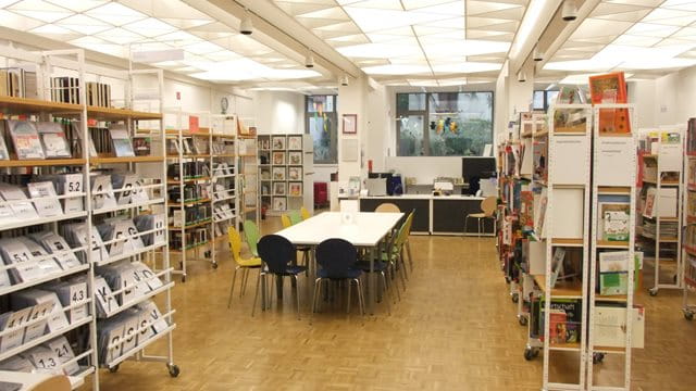 Stadtteilbibliothek Niederrad innen