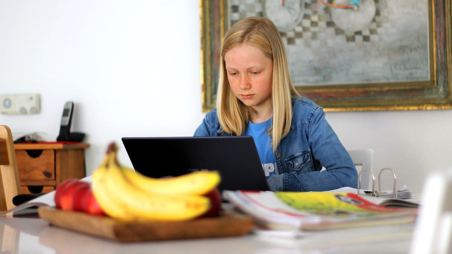 Konzentriertes Kind am Laptop