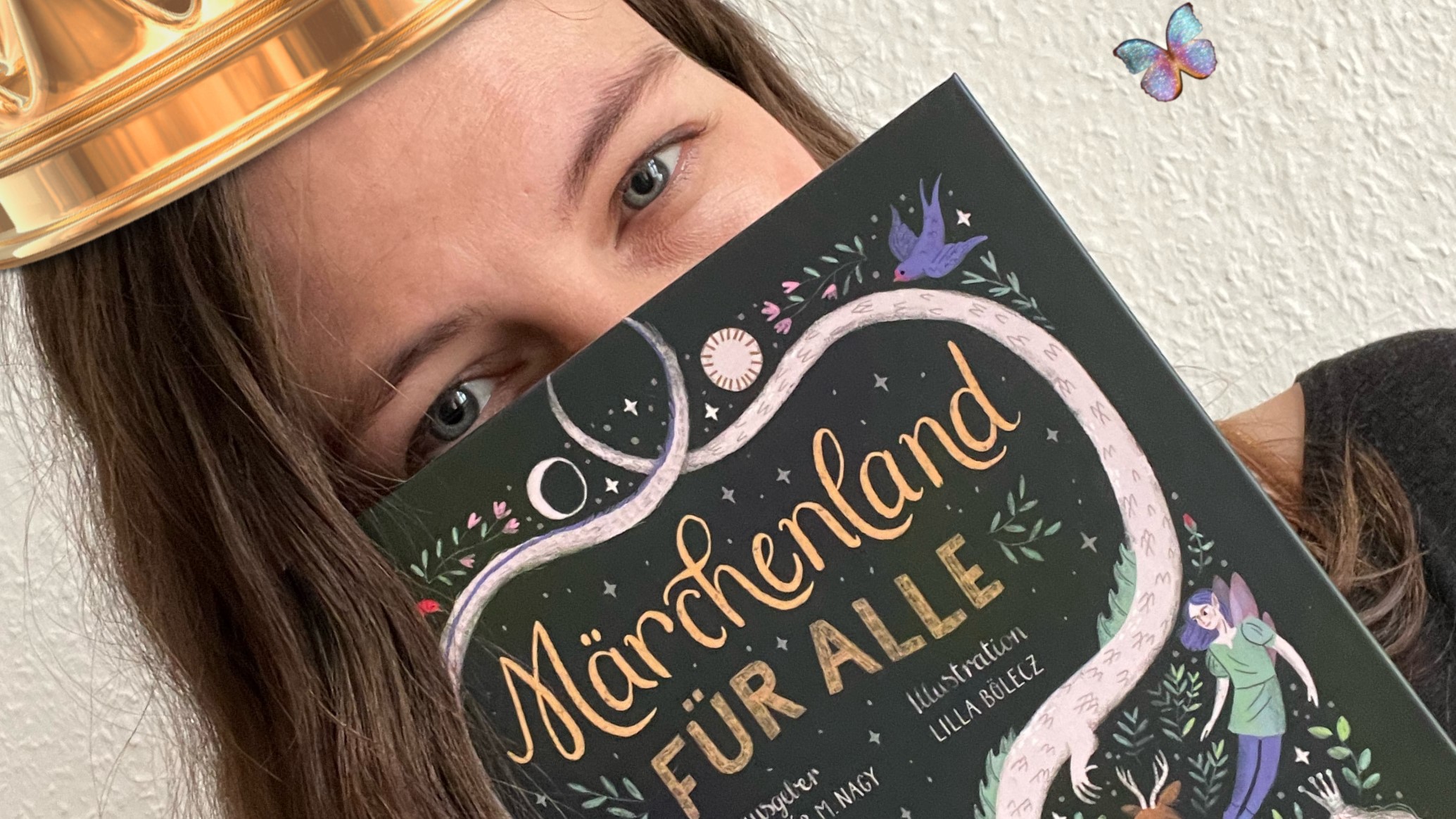 Theresa Doff hält das Buch "Märchenland für Alle".