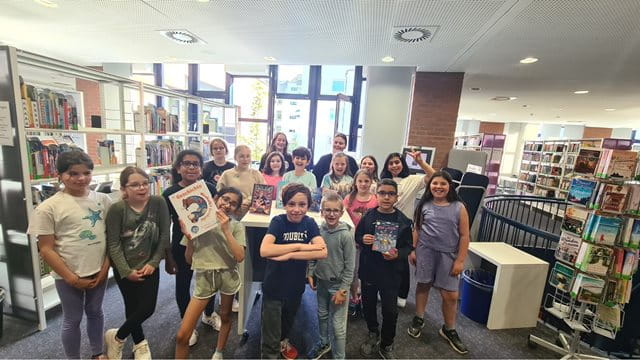BuchStapler Abschluss 2025 BuchStapler Abschlussfest. Kinder zeigen ihre Lieblingsbücher