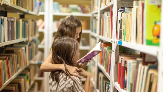 Kinder am Bücherregal Kinder am Bücherregal