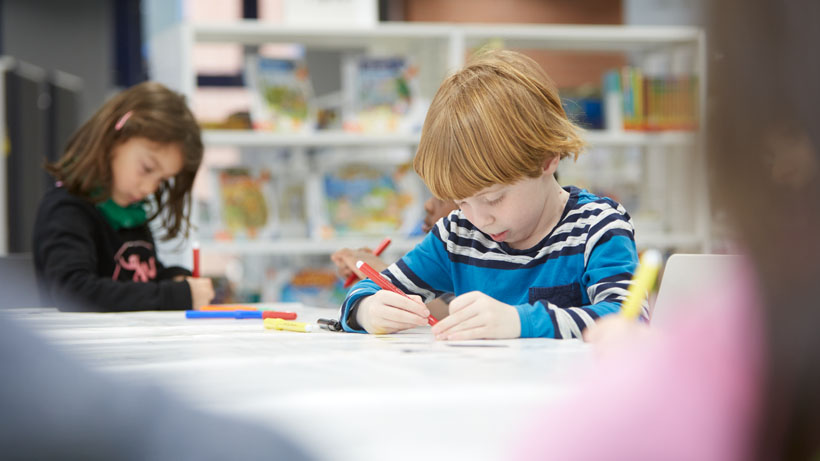 Kinder malen in der Zentralen Kinder- und Jugendbibliothek