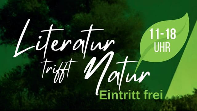 Literatur trifft Natur Plakat zu: Literatur trifft Natur. Helle Schrift auf dunklem Hintergrund.