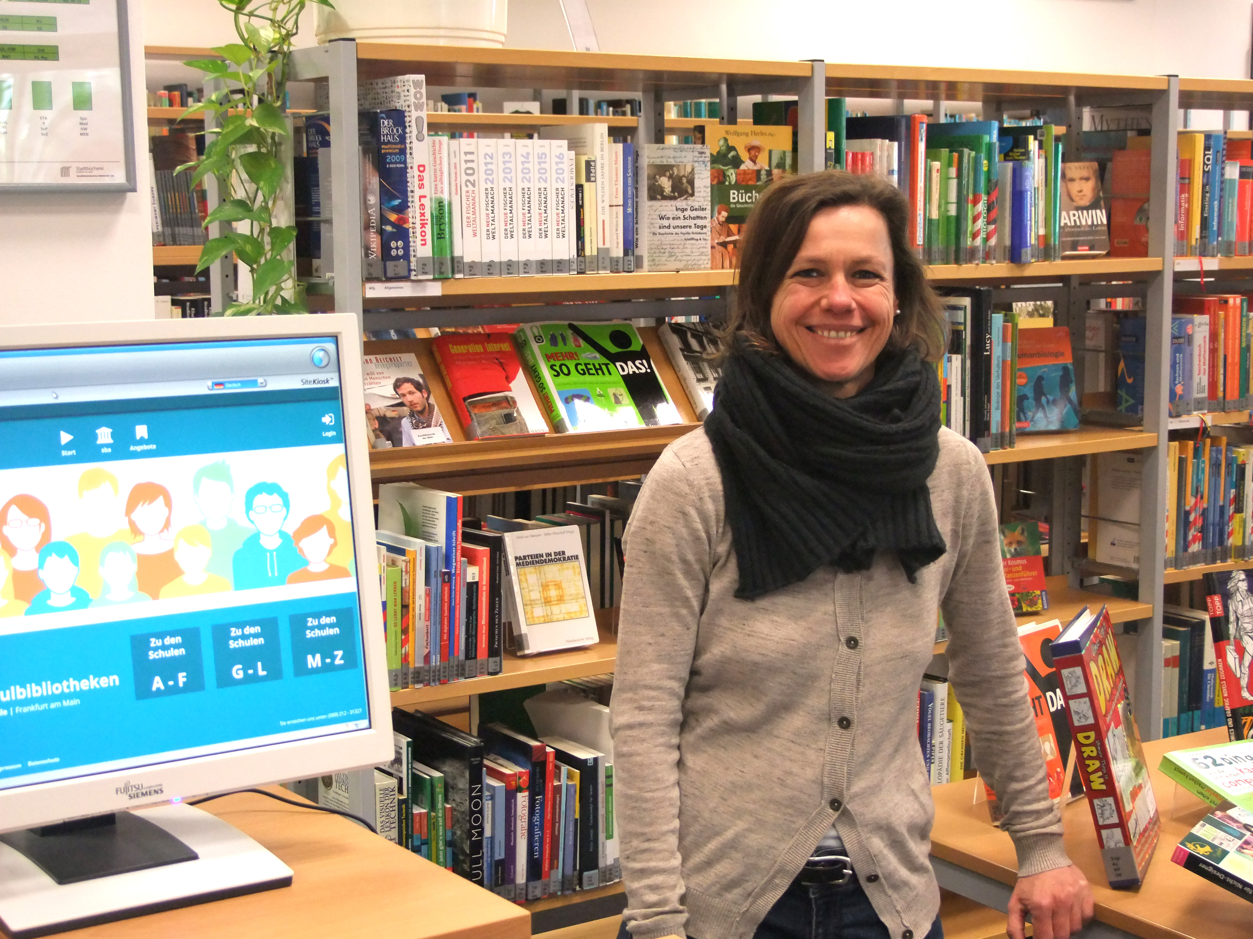 Ehrenamtliche in der Schulbibliothek im Friedrich-Dessauer-Gymnasium