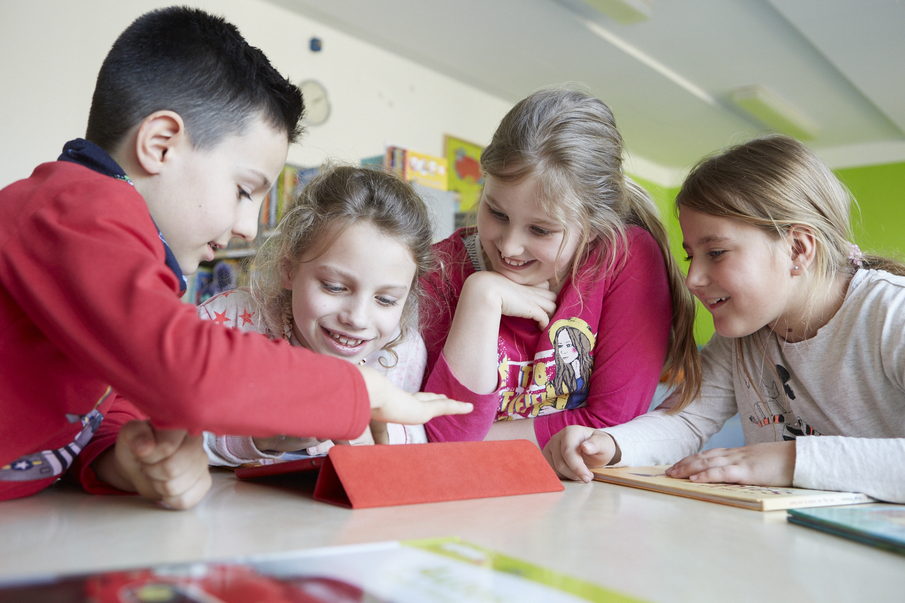 Kinder am iPad in der Schulbibliothek der Friedrich-Fröbel-Schule