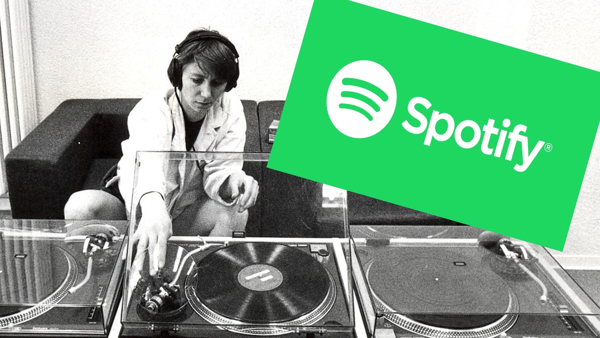 Altes Schwarz-weiß Foto. Eine Frau sitzt vor drei Plattenspielern. Oben rechts das Logo von Spotify.