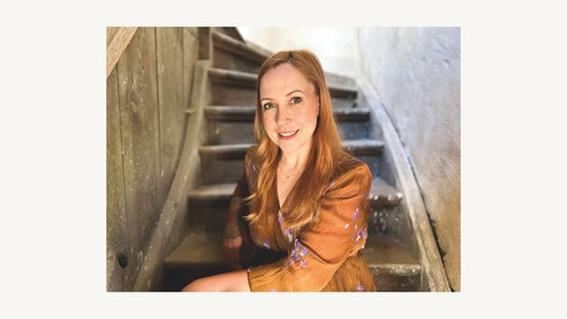 Susanne Mierau Die Autorin Susanne Mierau sitzt auf einer Treppe