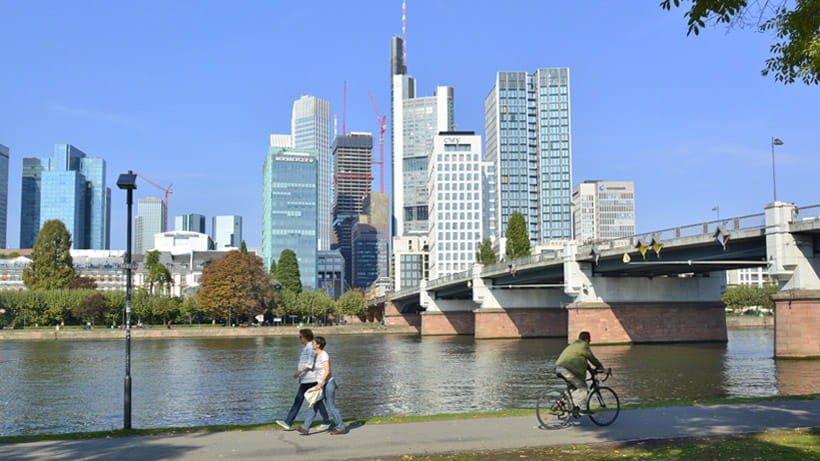 Blick auf den Main und das Frankfurter Bankenviertel