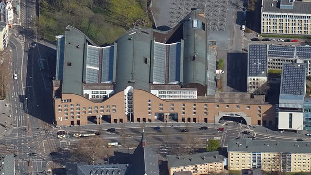 Schrägluftaufnahme der Ostansicht des Planungsdezernats, die bei der Befliegung 2018 aufgenommen wurde. Das Gebäude mit dem charakteristischen wellenförmigen Dach beherbergt das Planungsdezernats und das Jüdische Museum.