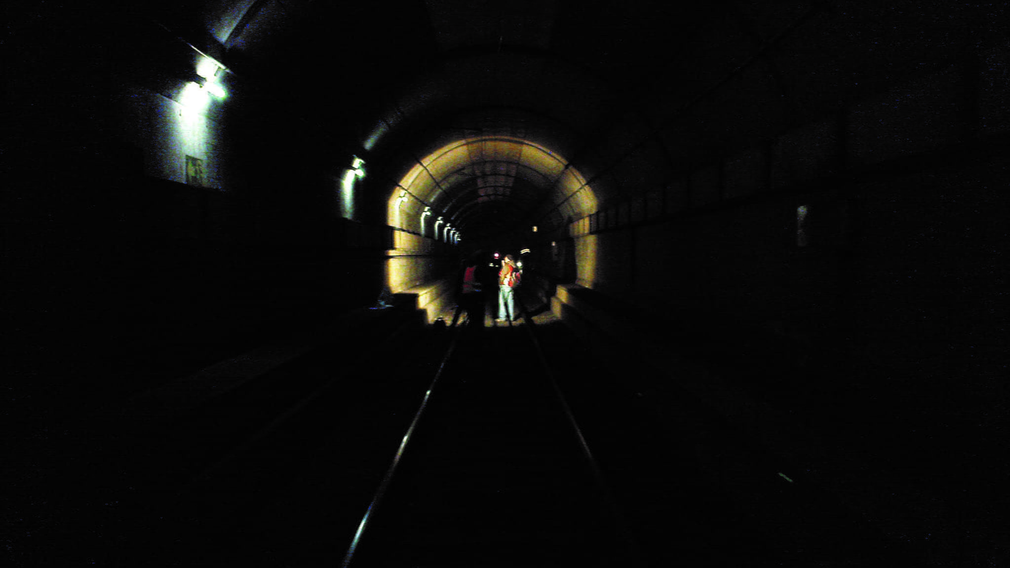 Vermesser bei der Arbeit im U-Bahn-Tunnel unter dem Dom/Römer Areal.