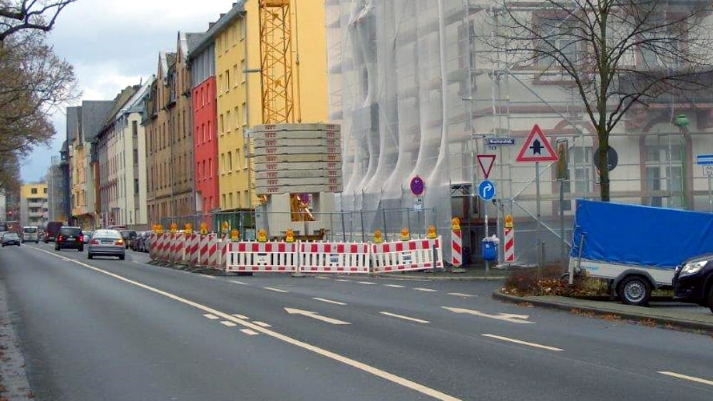 Baustelle mit Absperrung auf der Rat-Beil-Straße