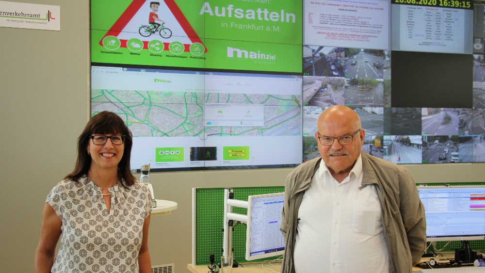 Amtsleiterin Lau (links stehend) und Verkehrsdezernent Oesterling (rechts daneben) stellen das neue mainziel.de (im Hintergrund auf den Bildschirmen zu sehen) vor