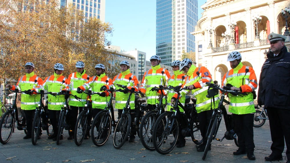 Die neue Fahrradstaffel der Städtischen Verkehrspolizei wird an der Alten Oper Frankfurt vorgestellt.