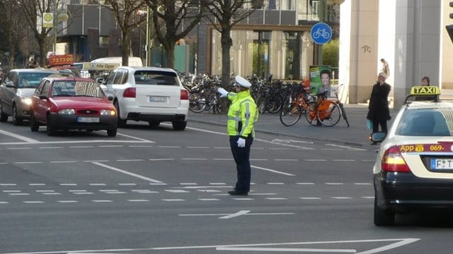 Ein Mitarbeiter der Städtischen Verkehrspolizei regelt den Verkehr