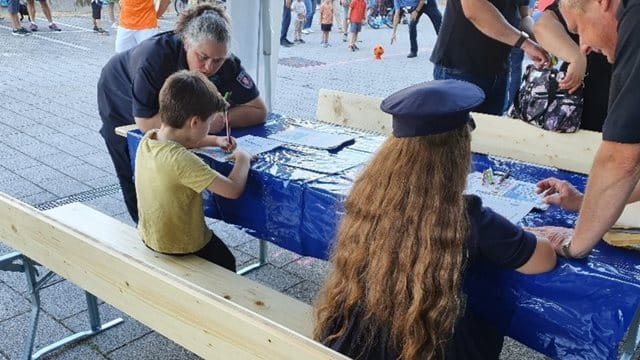 Kinder spielen Verkehrsquiz beim Polizeisommer Hessen in Frankfurt Kinder spielen Verkehrsquiz beim Polizeisommer Hessen in Frankfurt