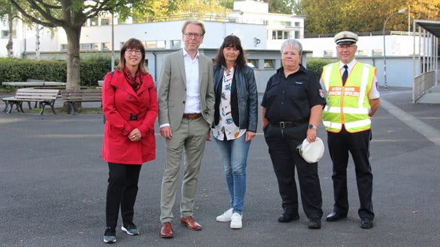 Auftakt zum Schulbeginn mit dem Dezernat für Mobilität und dem Straßenverkehrsamt Auftakt zum Schulbeginn: v.l.n.r. Frau Petra Lau (Leiterin Straßenverkehrsamt), Herr Wolfgang Siefert (Leiter Dezernat Mobilität), Frau Petra Eichner (Direktorin der Eberfeldschule), Frau Monika Bargon (Leiterin der Verkehrserziehung), Herr Rainer Rill (Dienstgruppenleiter der Städtischen Verkehrspolizei)