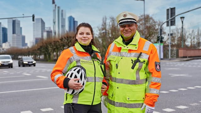 Städtische Verkehrspolizei Portrait Städtische Verkehrspolizei des Straßenverkehrsamtes, im Hintergrund befindet sich die Skyline von Frankfurt am Main