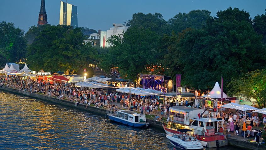 Menschen am Main zum Museumsuferfest Frankfurt