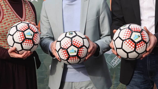 Der Fußball zur EM 2024 mit dem FairTrade-Logo