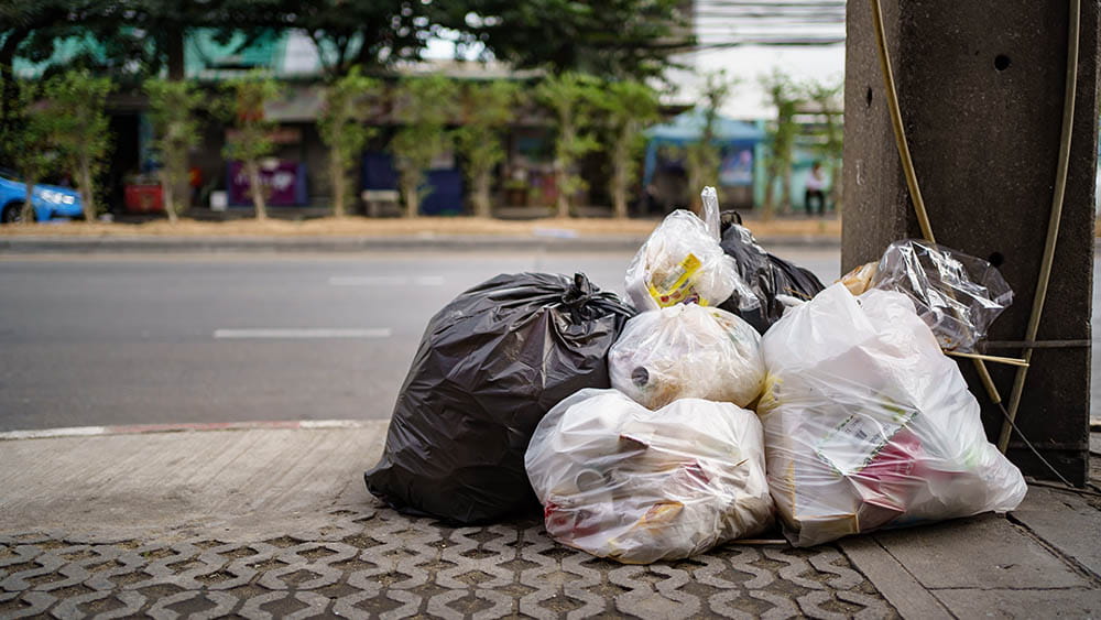 Müllsäcke die auf der Straße abgestellt wurden