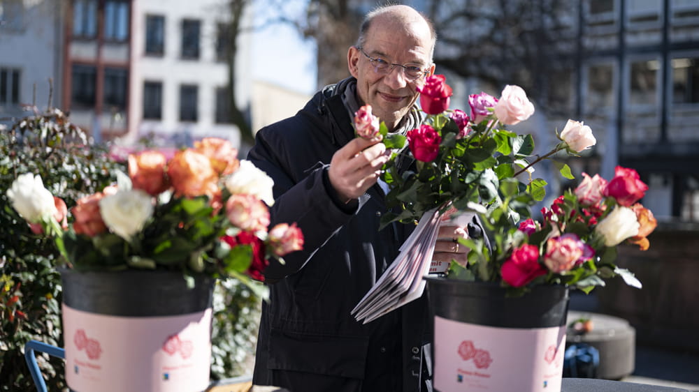 Kämmerer Dr. Bastian Bergerhoff verteilt am Weltfrauentag fair gehandelte Rosen auf dem Liebfrauenberg, Foto: Salome Roessler