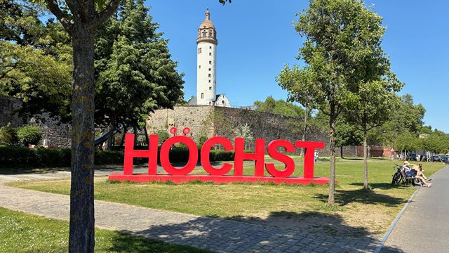 Höchst am Mainufer Buchstaben-Installation am Mainufer zeigen den Schriftzug "Höchst"