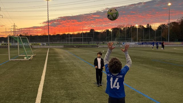 Fussball Kinder spielen Ball auf dem Fussballfeld