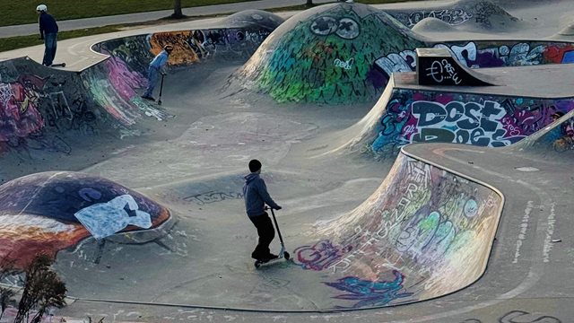 Hafenpark Rollerfahrer im Hafenpark am Main