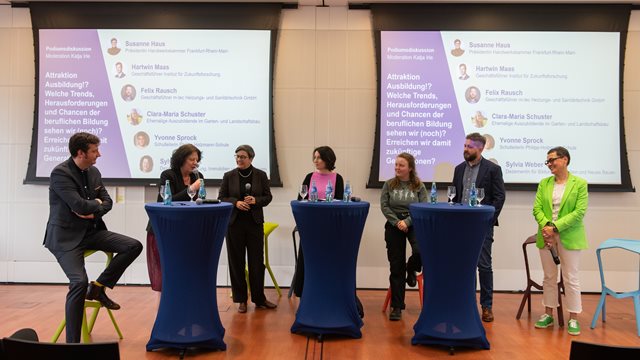 Fachgespräch Berufliche Bildung Podiumsteilnehmer sprechen auf der Veranstaltung