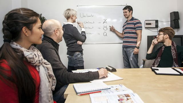 Group of students with teacher, German course in a language school, Photo: Olaf Döring, picture alliance