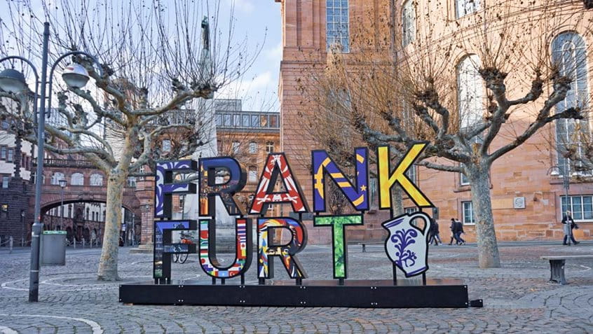 The illuminated Frankfurt sign as a selfie point at Paul's Square (“Paulsplatz”), photo: Jan Hassenpflug
