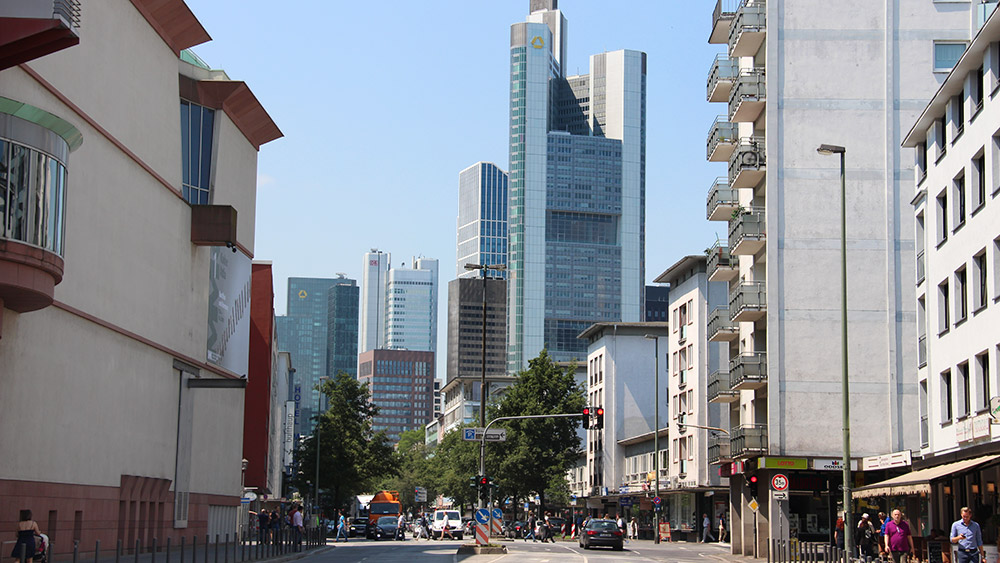 Blick von der Berliner Straße auf den Commerzbankturm