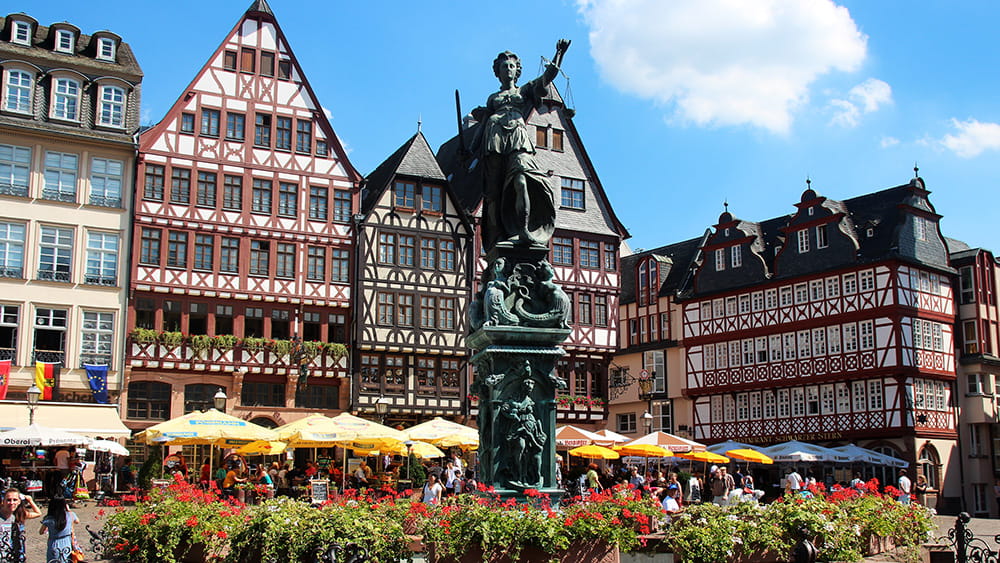 The fountain of justice in front of the typical timber-framed houses on the Römerberg, Photo: Stefan Maurer