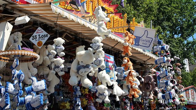 Tombola with stuffed animals at the Main Festival, (c) Stadt Frankfurt am Main, Foto: Stefan Maurer