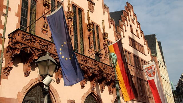 The European, German and Frankfurt flags on the balcony of the historic “Römer” city hall, Photo: Stefan Maurer
